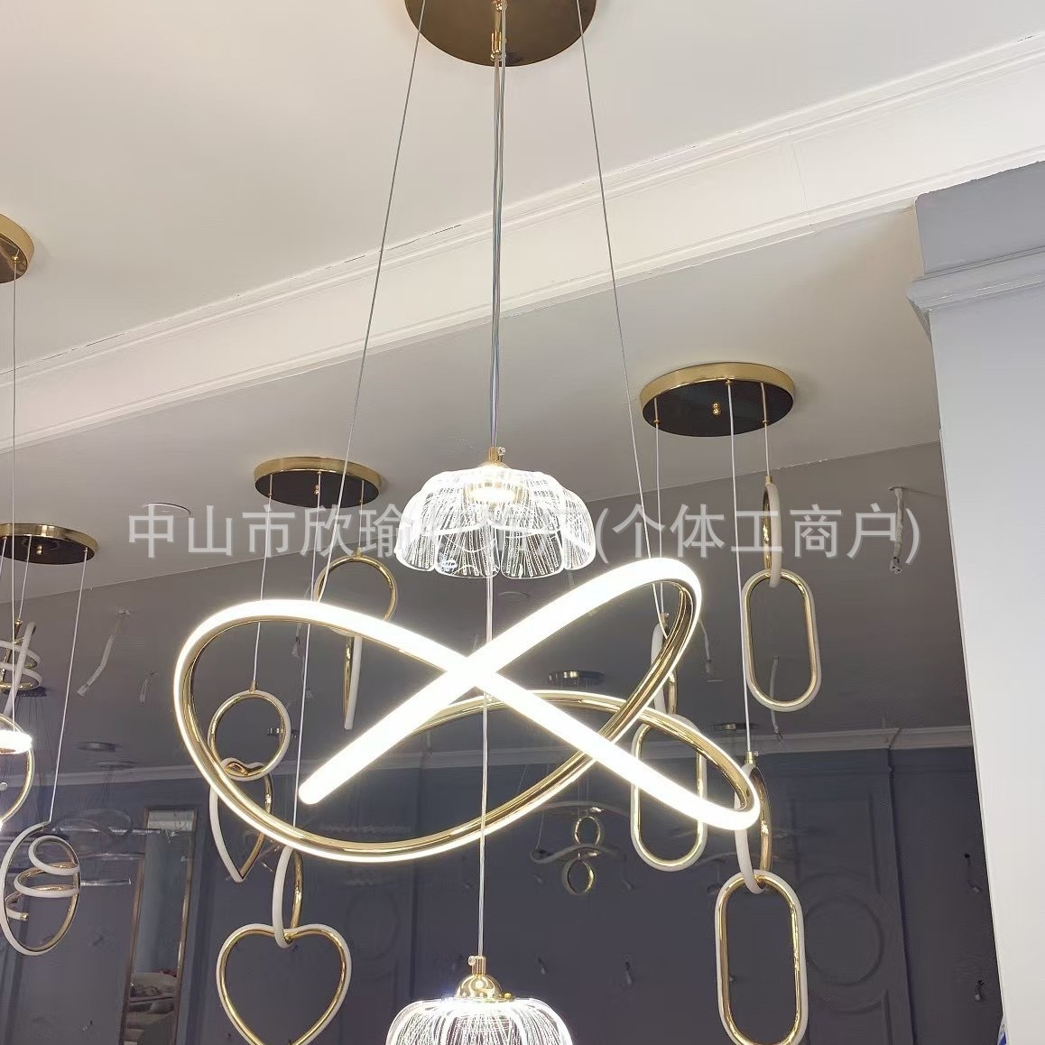 Landelier de restaurante moderno y simple atmósfera 2024 nuevo tipo de lámpara de escalera lujosa luz de alto nivel lámpara de mesa de cristal
