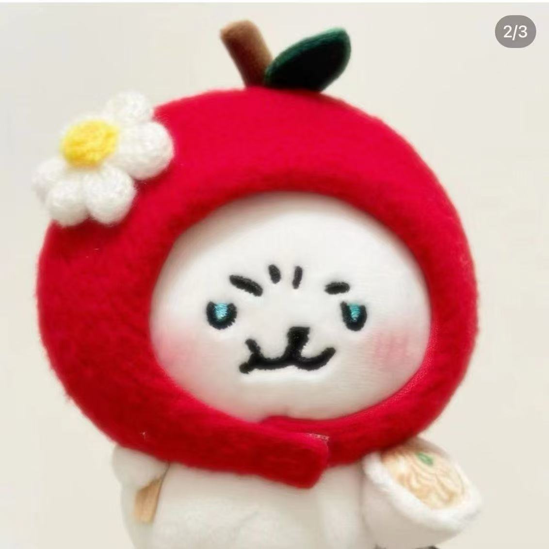 Capucha de manzana roja de flores blancas