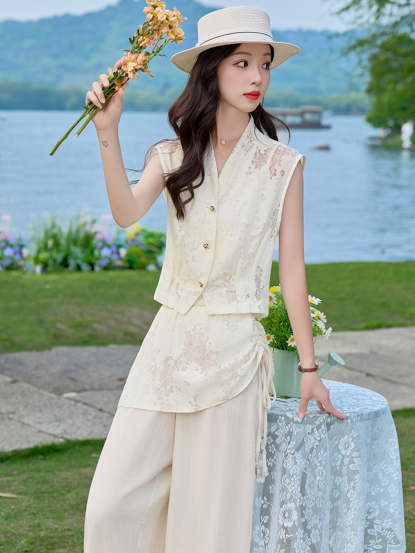 Bộ vest nữ không tay kết hợp quần ống rộng phối ren YQ9913 — màu đen, màu trắng ngà