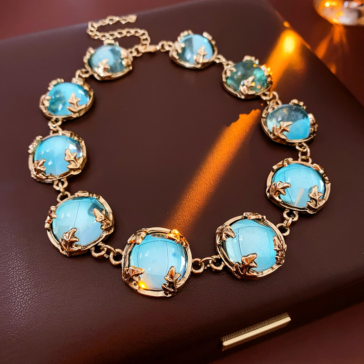 Traje de moda vintage medieval, collar de resina redondo de estilo de palacio de lujo ligero, pulsera de pendientes de alta calidad de todo fósforo