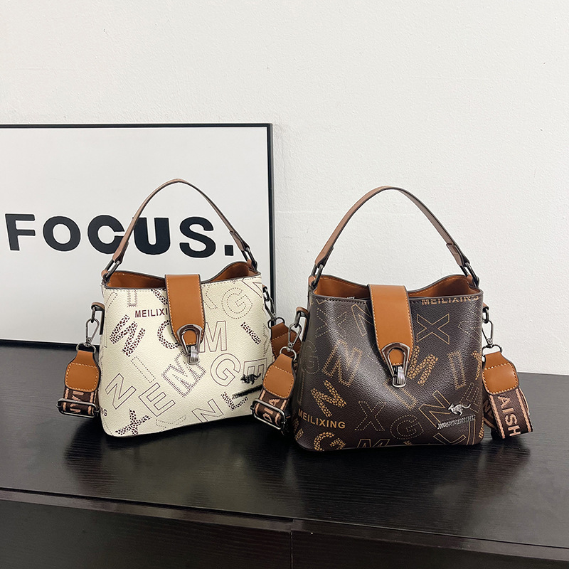 High-end printed handbag for women, 2026 new style, large capacity, retro letter design, shoulder bag, bucket bag, wholesale