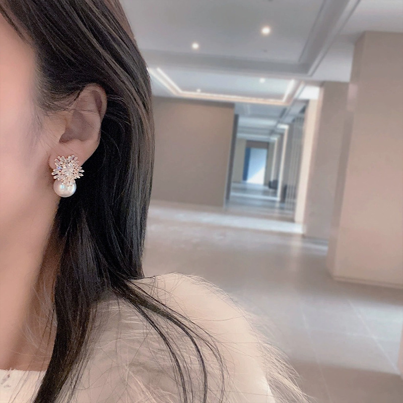 Eleganti orecchini di perle con strass a forma di fiocco di neve, dal temperamento super scintillante, orecchini di lusso leggeri, da donna_voghion.com