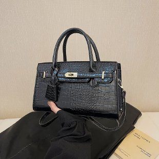 Solo lo mejor es digno de sus hombros.