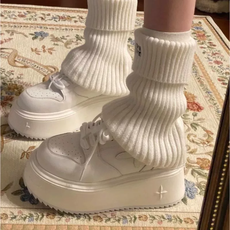 Модные белые кроссовки на толстой подошве с эффектом увеличения роста, дышащие, с платформой в форме четырехлистного клевера, летняя новинка 2025 года.