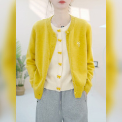 黄色の偽の2つのニットの春の服の女性の金の2025年の春の気質は独特な超美しいシングルを着て上着を着ます。