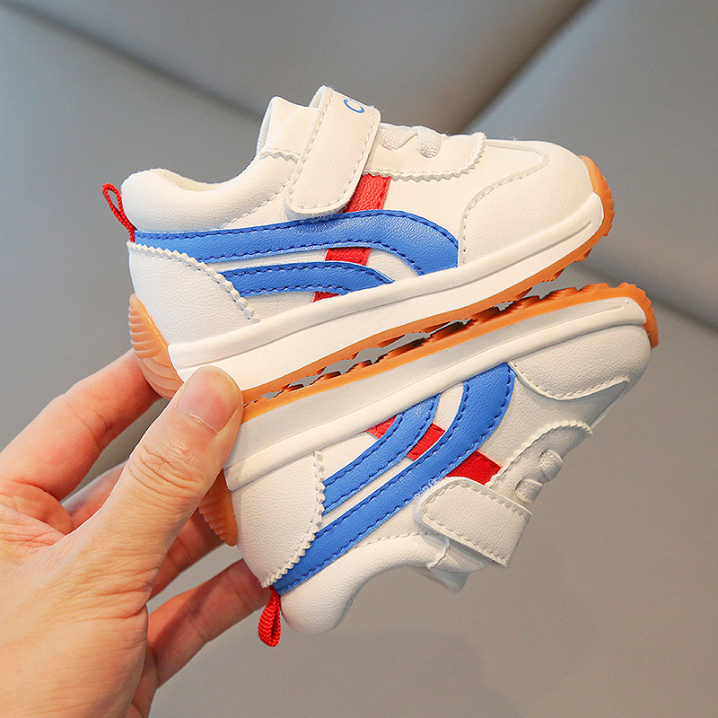 2024 otoño zapatos de cuero para niños al por mayor zapatos de argán de fondo suave zapatos para correr zapatillas de deporte estilo coreano entrega