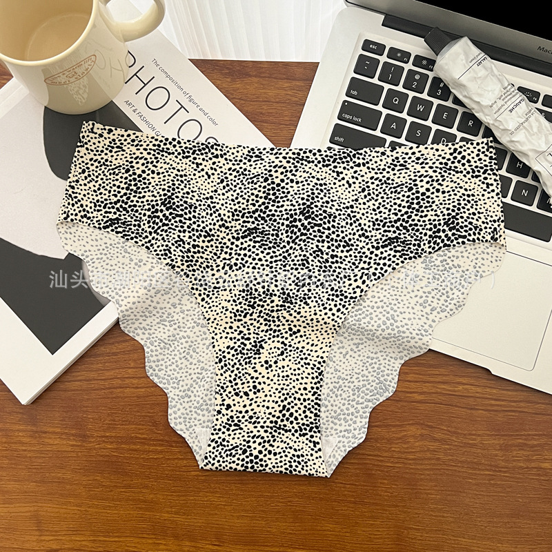 Europa y América calzoncillos de seda de hielo, entrepierna de algodón, estampado de leopardo caliente, calzoncillos de tamaño grande, calzoncillos de comercio exterior para mujeres.