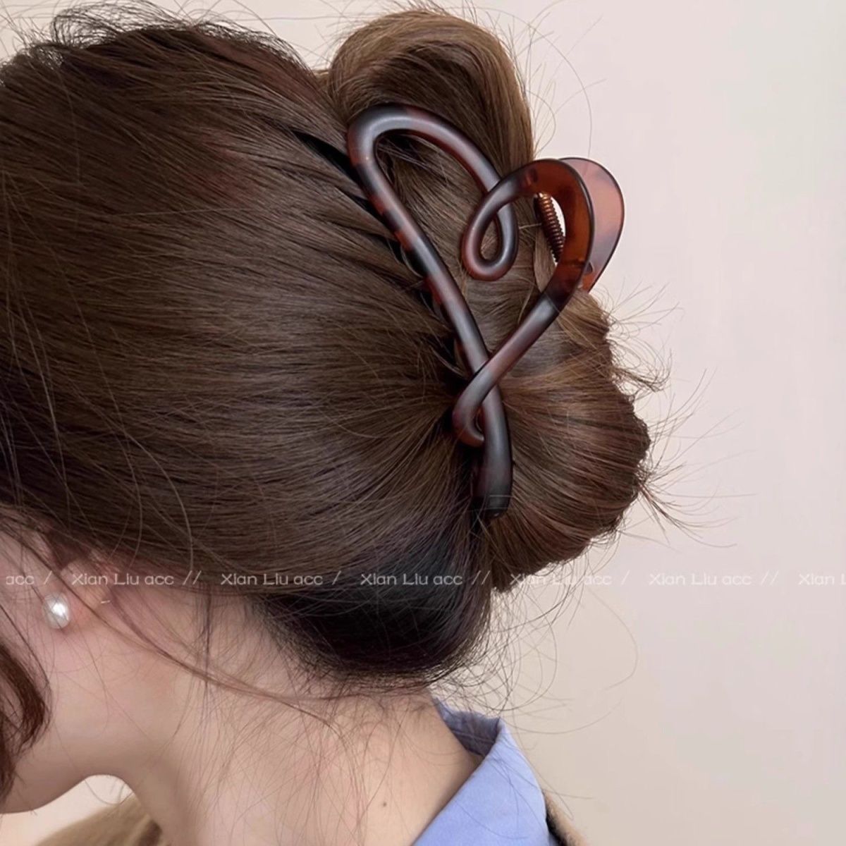 Chic Matte Black Heart-Shaped Clip Image 9