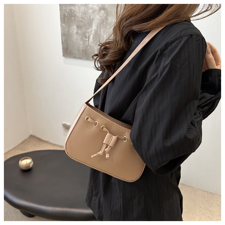 The new autumn/winter 2024 collection of women's bags features a retro and simple Korean-style underarm bag. This year, hand-held bags are in vogue, exuding a sense of sophistication undefined