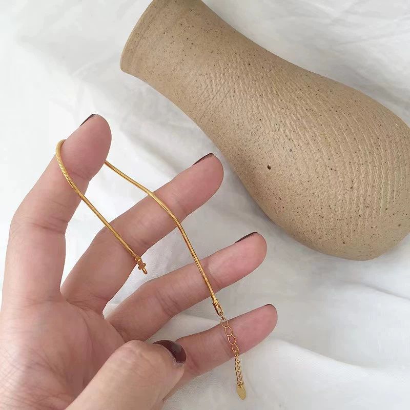 Pulsera de acero de titanio con diseño de hueso de serpiente para mujer, nuevo estilo, de alta gama, que no se decolora, versátil, moderna, elegante, accesorio de joyería de color dorado para niñas.