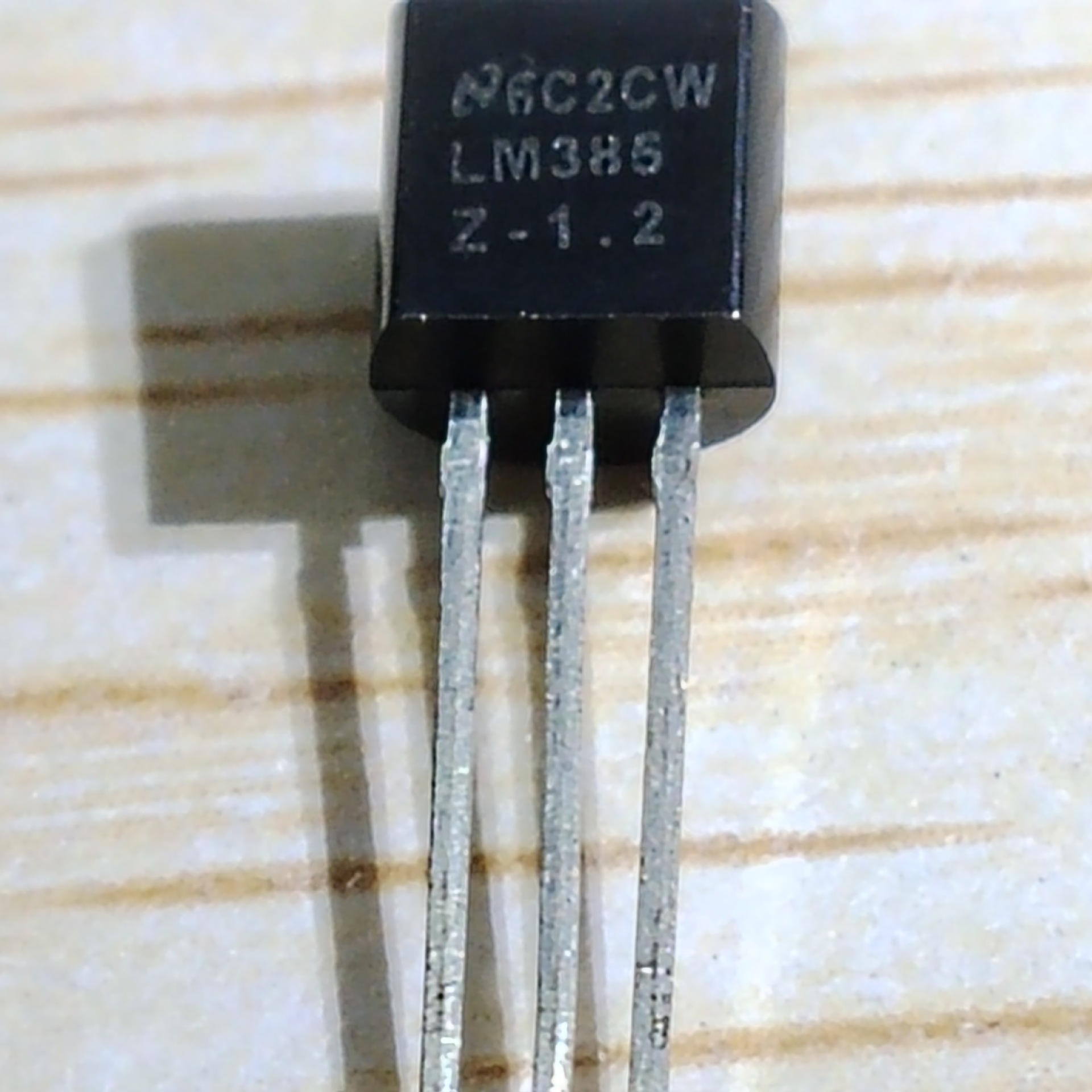LM385Z-1.2 稳压三极管微功率电压基准 TO92