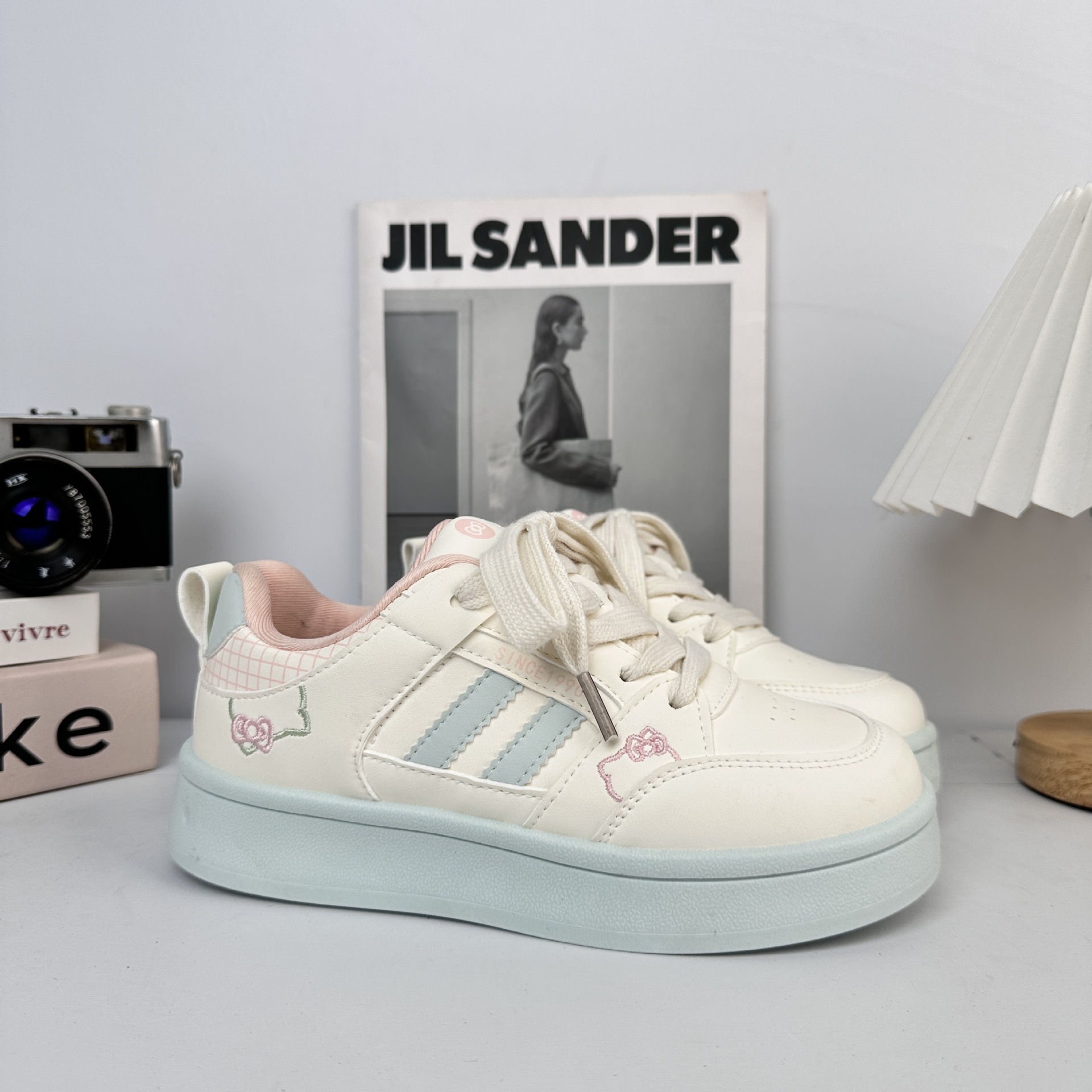 Zapatos de soleas gruesas de larga onda para mujeres 2025 nuevos zapatos blancos de verano nicho universal zapatos de pan de deporte casual