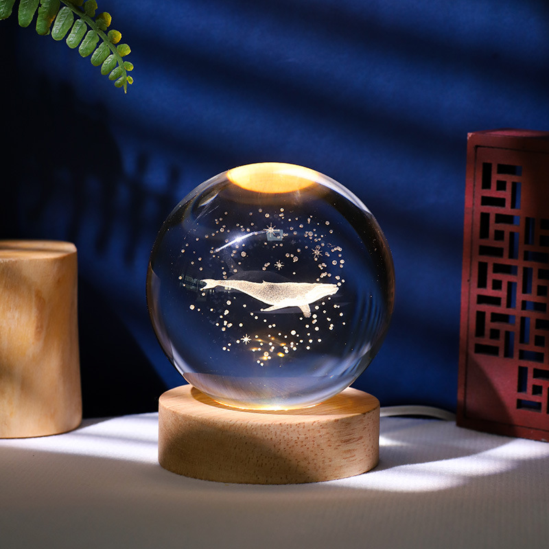 Fabricante directo de lámpara de noche de cristal luminoso láser 3D tallado en base de madera sólida decoración de escritorio creativa pequeño regalo
