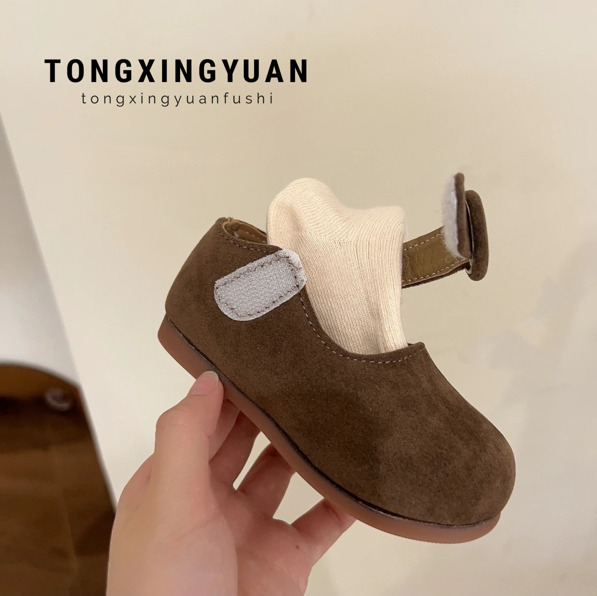 Zapatos de princesa de niñas 2024 otoño nuevo estilo de niños retro botón redondo de moda zapatos ligeros zapatos de soja suave