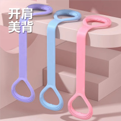 8字のラリーの女性は背中を開けて肩を練習します。