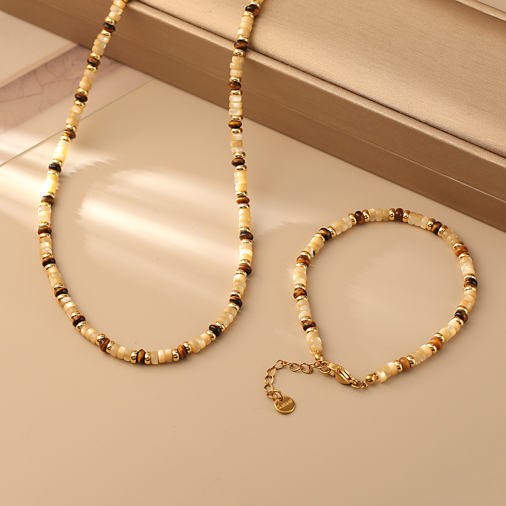 Organic fashionable necklace from pearl