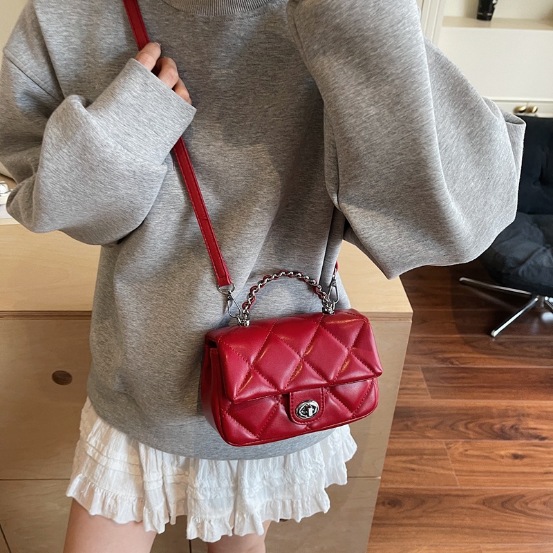 Este año, la popularidad de bordado de diamante es una pequeña bolsa de viento fragante para mujeres 2025, una nueva bolsa de mano universal, una bolsa de hombro.