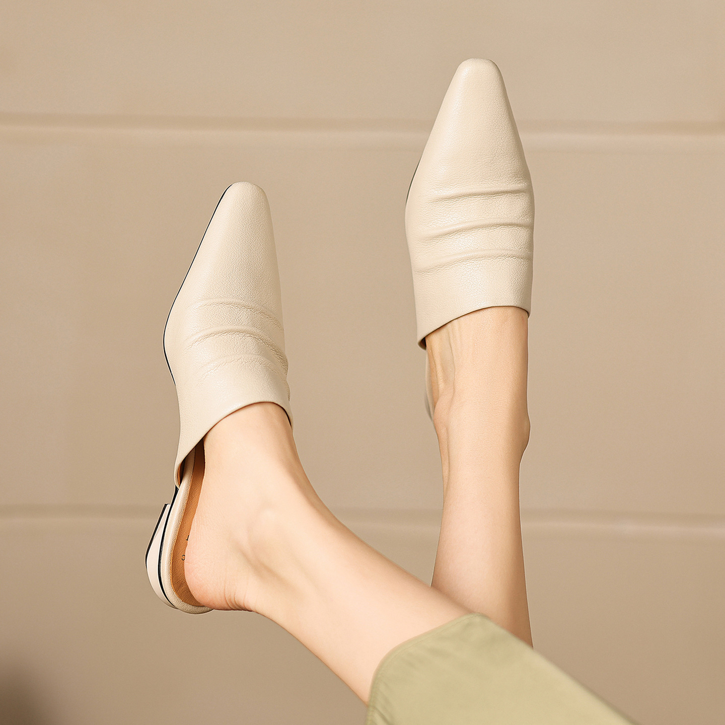Dép sandal nữ bít mũi quai chữ V đế thấp da bò mùa xuân hè — đen