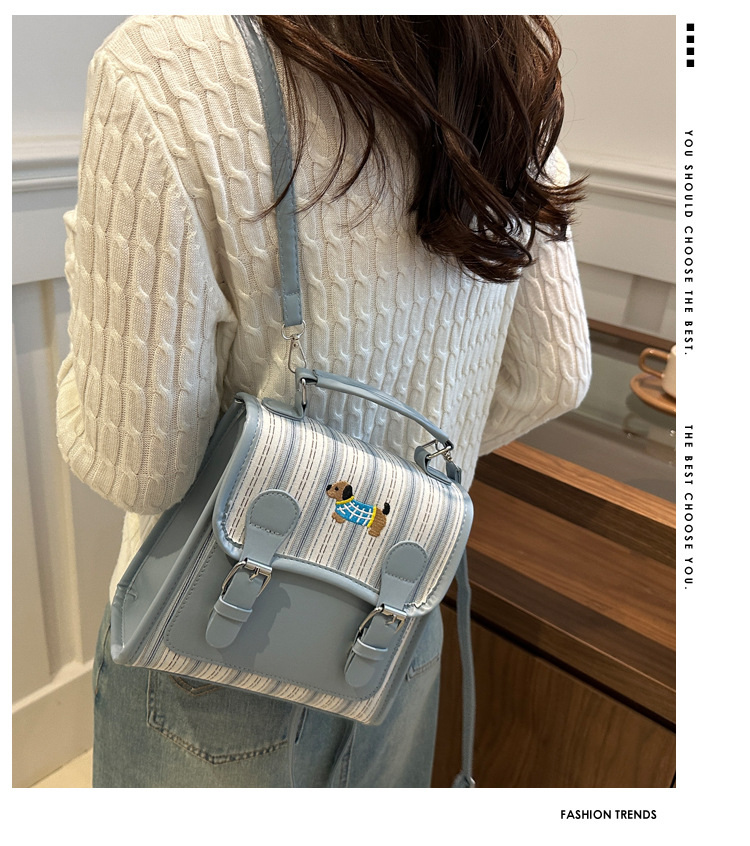 The new backpack for the autumn of 2024 is a fashionable and simple hand-held student single-shoulder bag with a checkered lid and a retro crossbody style details Picture