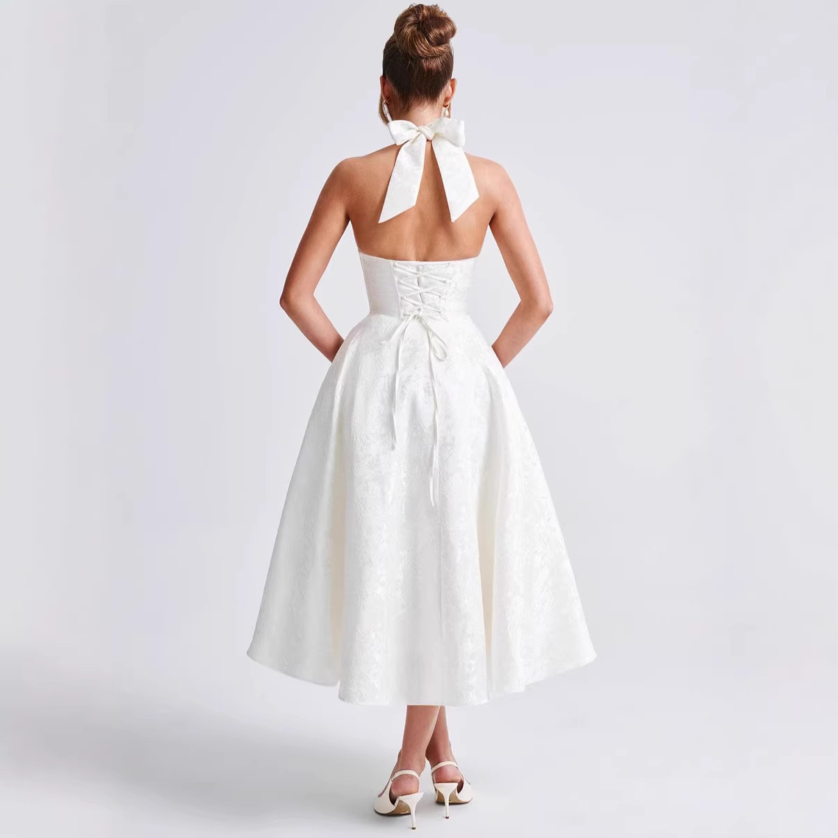 Vestido de noite elegante de alta qualidade, com decote halter e decote em V, inspirado nas tendências europeias e americanas de 2026, ideal para a primavera/verão._voghion.com