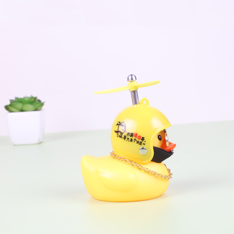 Broken Wind Duck Decoración de coche Adornos Red de coche con casco Tik Duck Little Yellow Duck Car Turbo Duck