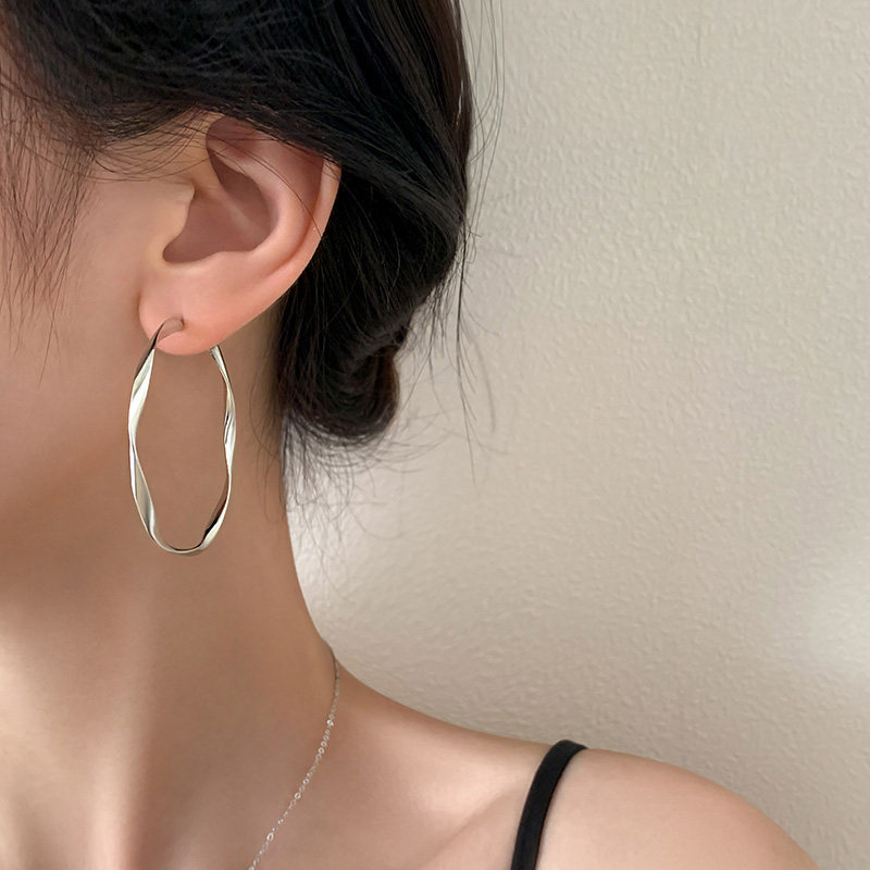 Mobius Minimalist and Elegant Earrings, Plain Large Hoops with a High-End Feel, Niche High-End Twist Ear Clips Wholesale