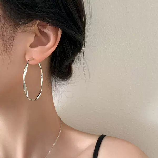 Mobius Minimalist and Elegant Earrings, Plain Large Hoops with a High-End Feel, Niche High-End Twist Ear Clips Wholesale
