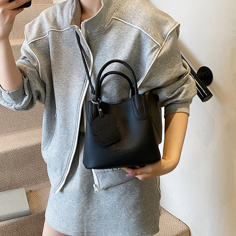 Bolso de patrón de lichi de alta gama para damas 2025 verano nuevo bolso de mensajero popular de todo fósforo bolso de cubo portátil de moda