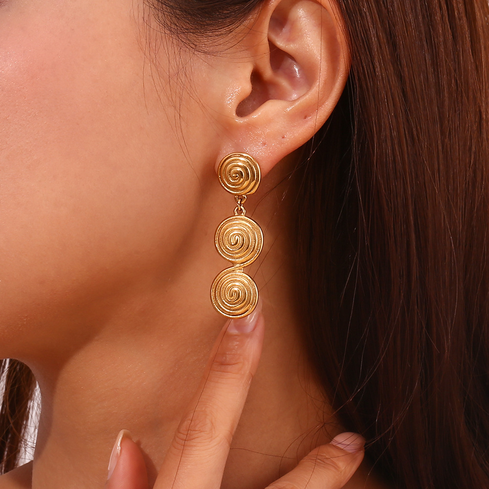 Model Show Thread Ring Pendant Earring