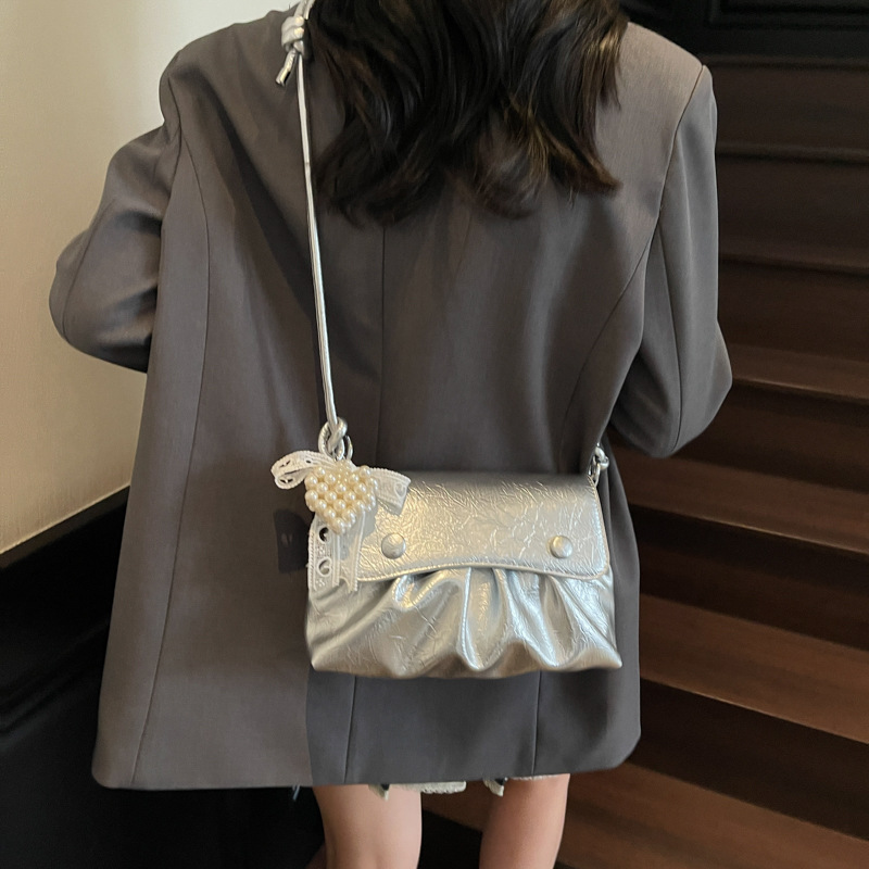 Bolso cuadrado pequeño estilo pop plisado popular de verano para mujer 2025 nuevo bolso de hombro de estilo occidental de todo fósforo bolso de axila de moda de nicho