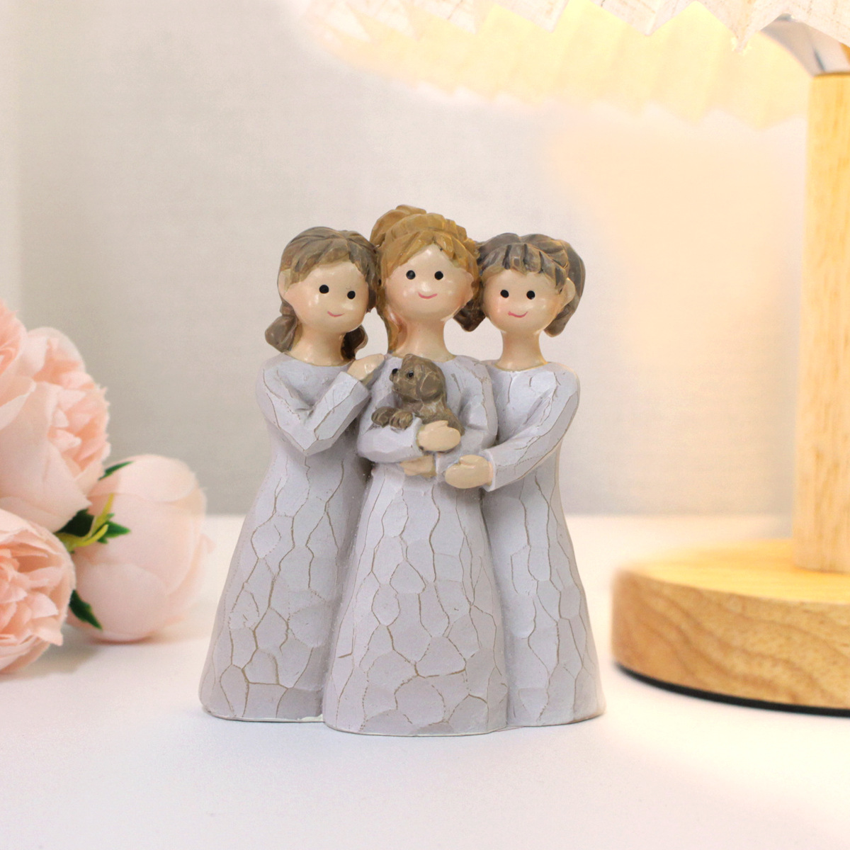  New Products Three Girls Statue Gift Mother and Daughter Embrace Resin Crafts Statue  