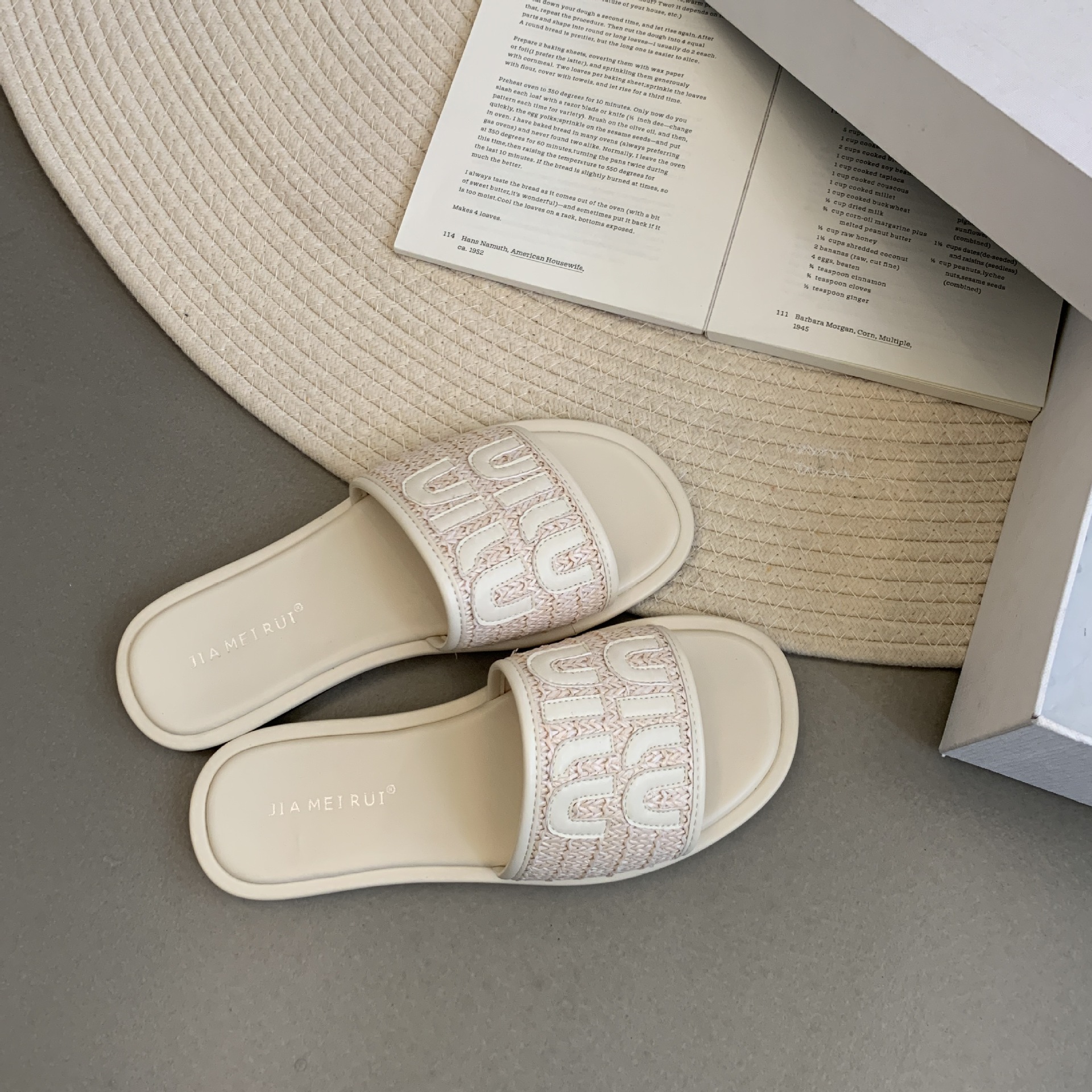 Zapatillas de una palabra con suela plana y red explosiva zapatos femeninos 2026 nuevo verano con sandalias de playa francesas de pequeño arrastre fresco