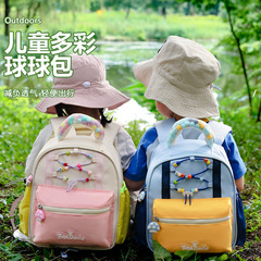 三羽のアヒルは多く女の子の幼稚園のリュックサックを持っています。