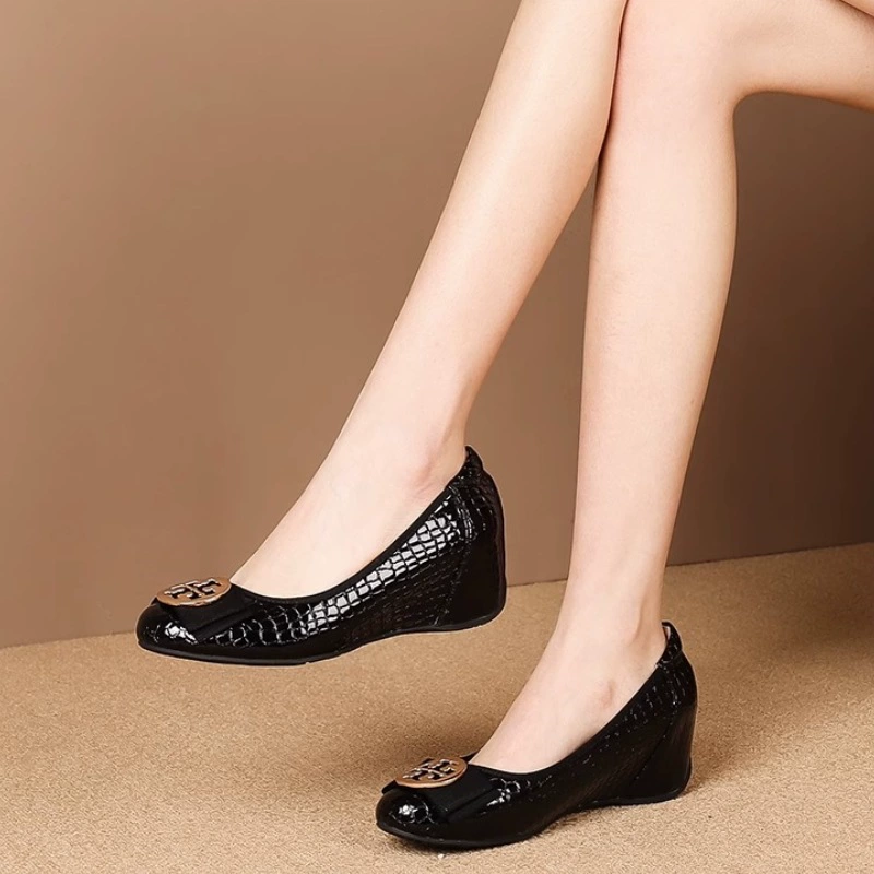 2023 Весна и осень Новые женские туфли на танкетке со скрытой высотой, однослойные туфли из лакированной кожи с низким вырезом, женская обувь с мягким низом, увеличивающие рост, материнская обувь