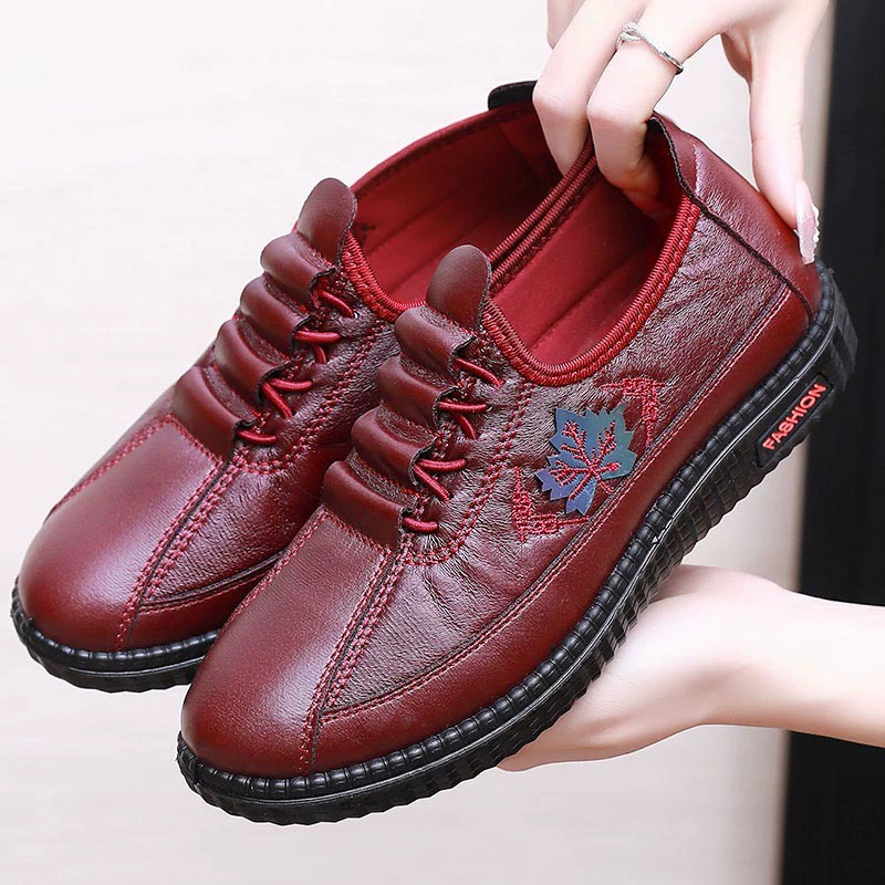 Старые пекинские тканевые туфли для женщин, трансграничные туфли для мам большого размера из искусственной кожи на мягкой подошве, новые удобные бабушкины туфли без шнуровки весны и лета 2025 года.