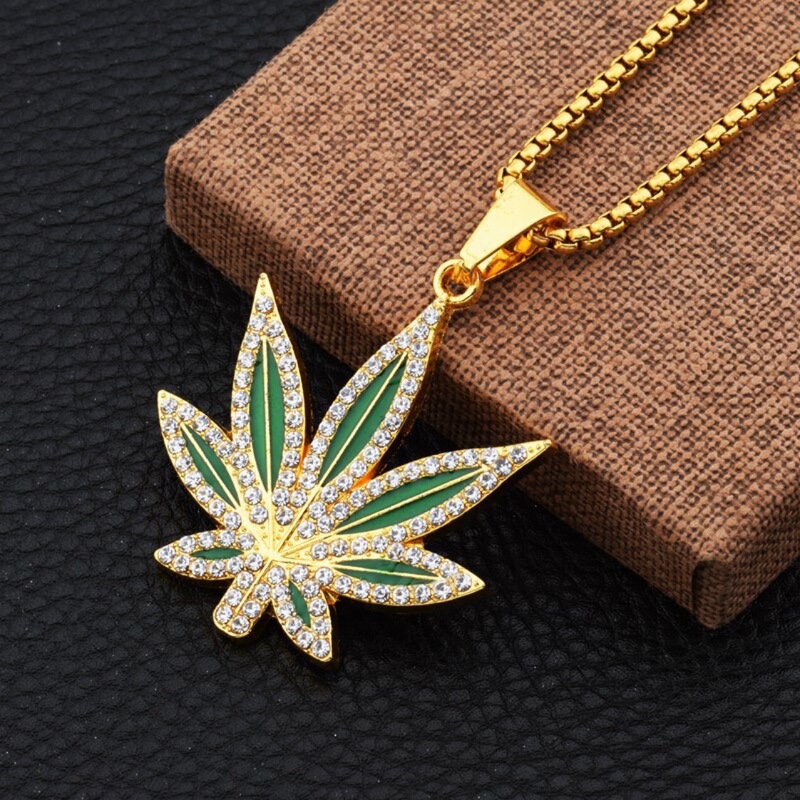 Personality Punk Hip-Hop Jewelry Necklace Painting Oil and Diamond Alloy Maple Leaf Pendant Pendant Jewelry Material