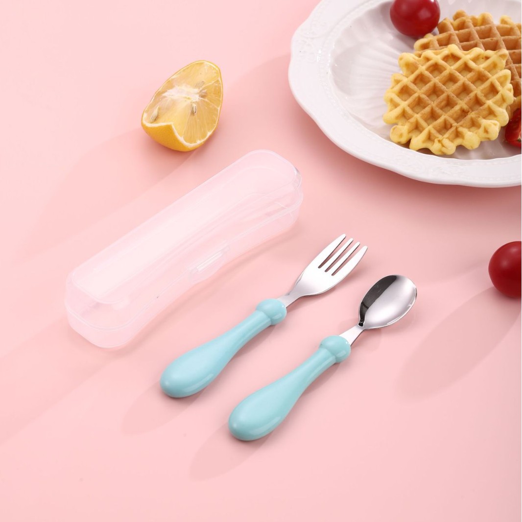 파란색 포크와 스푼 조합