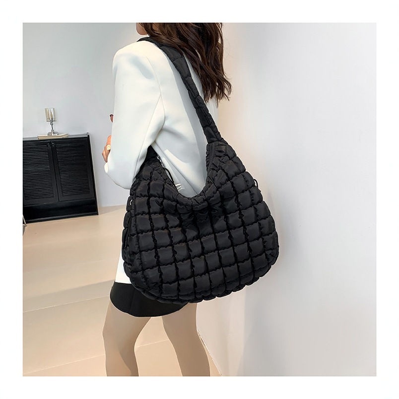 Women's Large Capacity Underarm Woven Bag 2024 New Simple Fashion Diamond Grid Tote Bag Versatile Shoulder Bag Luxury - Thumbnail 4