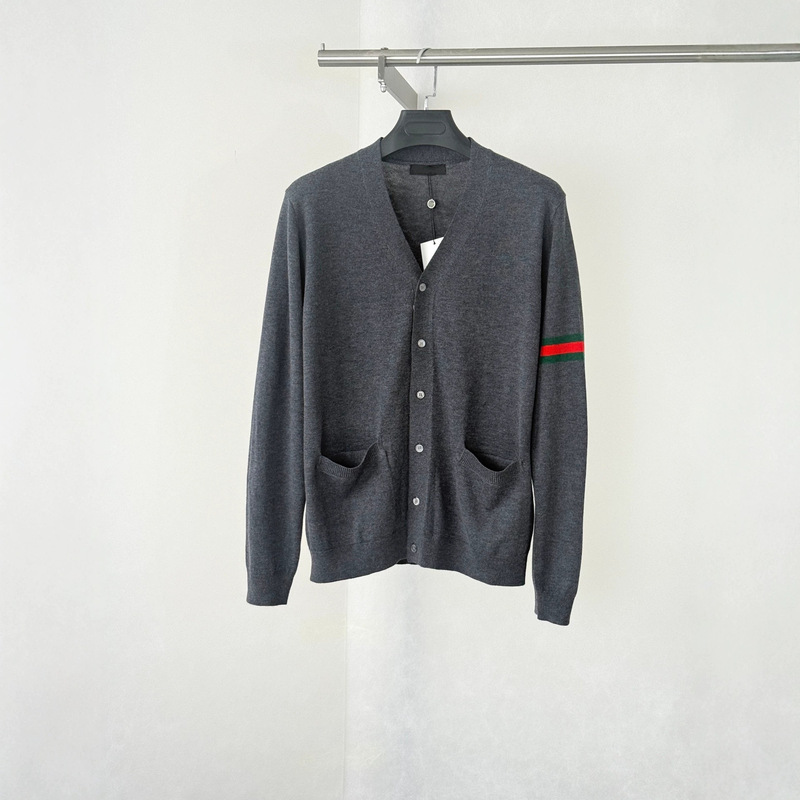 Top-quality 26SS trendy brand new G-brand red and green contrast stripe logo gray tone V-neck knit cardigan for men and women Top-quality 26SS trendy brand new G-brand red and green contrast stripe logo gray tone V-neck knit cardigan for men and women