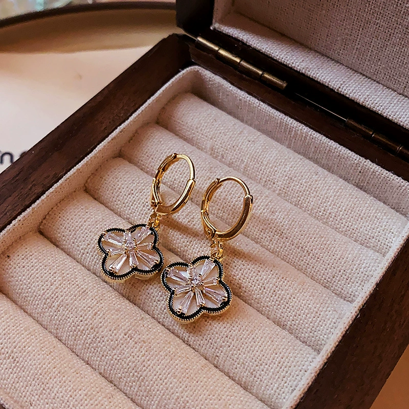 Universal fashionable sophisticated earrings, four-leaf clover, 2023 collection, light luxury style, simple and elegant design