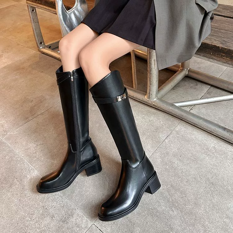 Кожаный 2024 новый наклонный тонкий черный сапоги плоский маленький человек, но высокие колени длинные сапоги рыцаря женщины