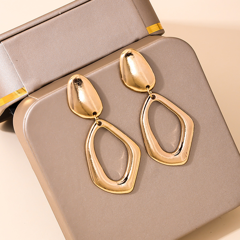 Fashionable geometric earrings