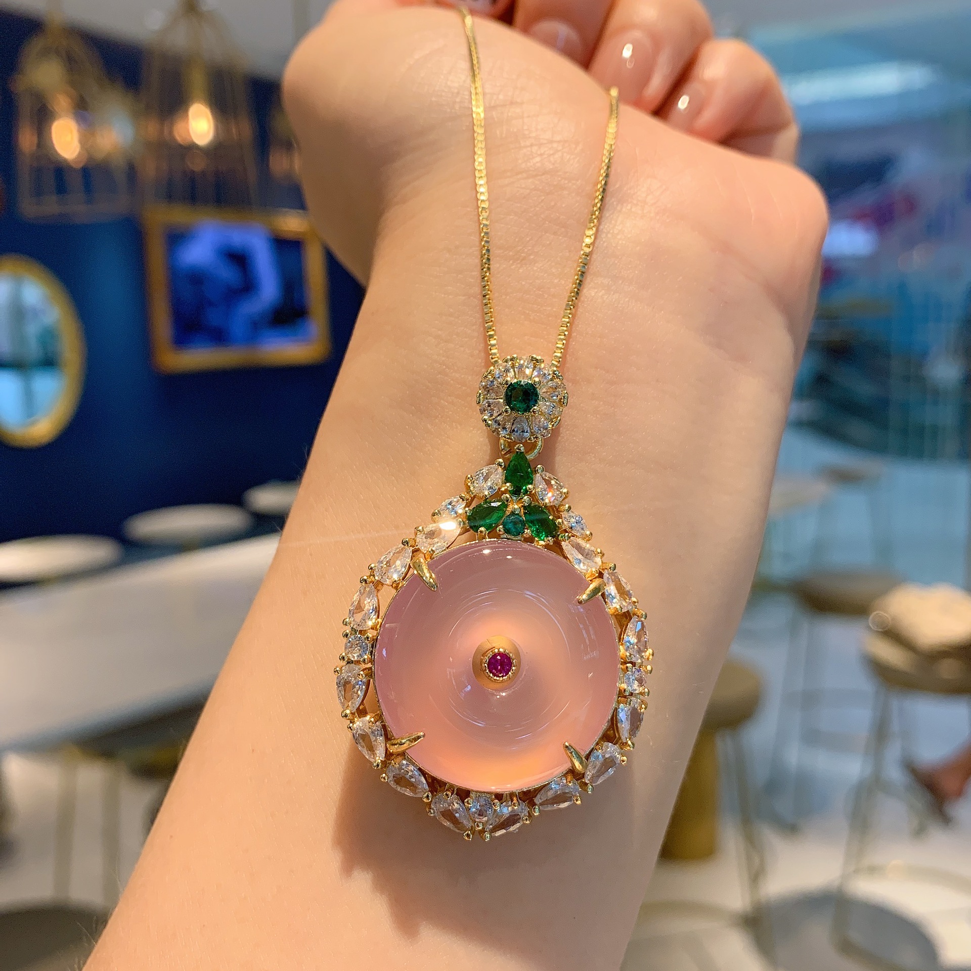 Zhuang Sheng joyería con incrustaciones de Calcedonia Rosa colgante de oro redondo hebilla de seguridad collar elegante colgante de jade de las mujeres al por mayor