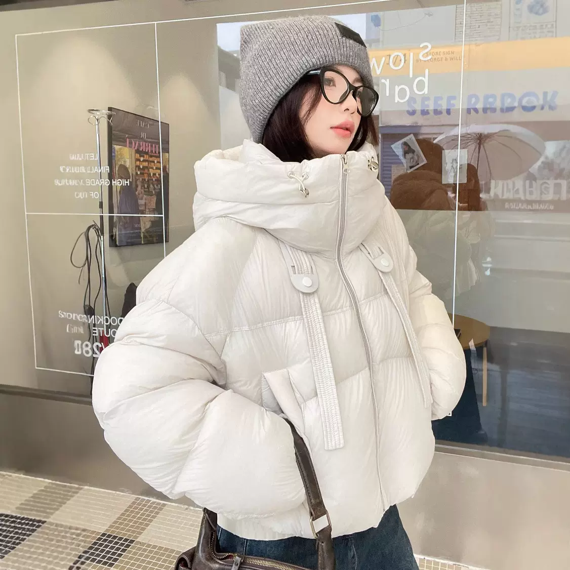 羽绒服女冬季2025新款今年流行时尚宽松面包服短款保暖白鸭绒外套