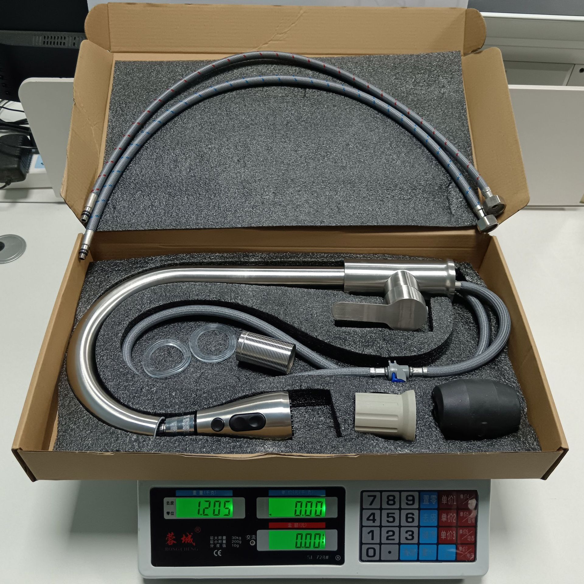 Tire grifo cocina caliente y frío fregadero de acero inoxidable fregadero doble salida de agua retráctil grifo giratorio al por mayor