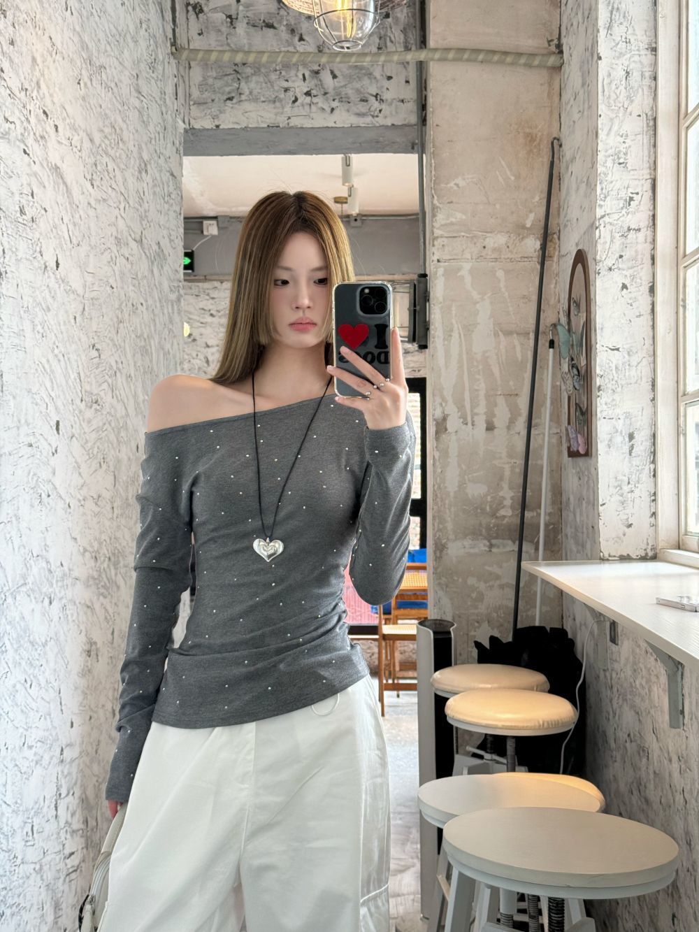 【260グラムの綿モーデール】斜め肩の底のシャツの女性のデザイン感のプリントの修身上着の長袖のtシャツの灰色