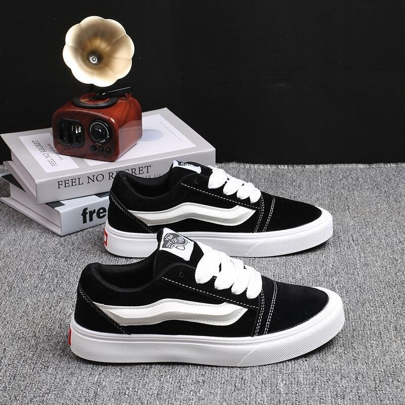 American-style street skateboard shoes, black and white retro loafers, low-top sneakers, trendy and versatile for couples, student German training shoes American-style street skateboard shoes, black and white retro loafers, low-top sneakers, trendy and versatile for couples, student German training shoes