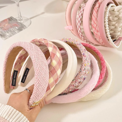 Women's Pink Hairband from South Korea with a sense of elegance, suitable for autumn and winter, wide-brimmed hair clip, high forehead hairpin, stylish hair accessory for influencers.
