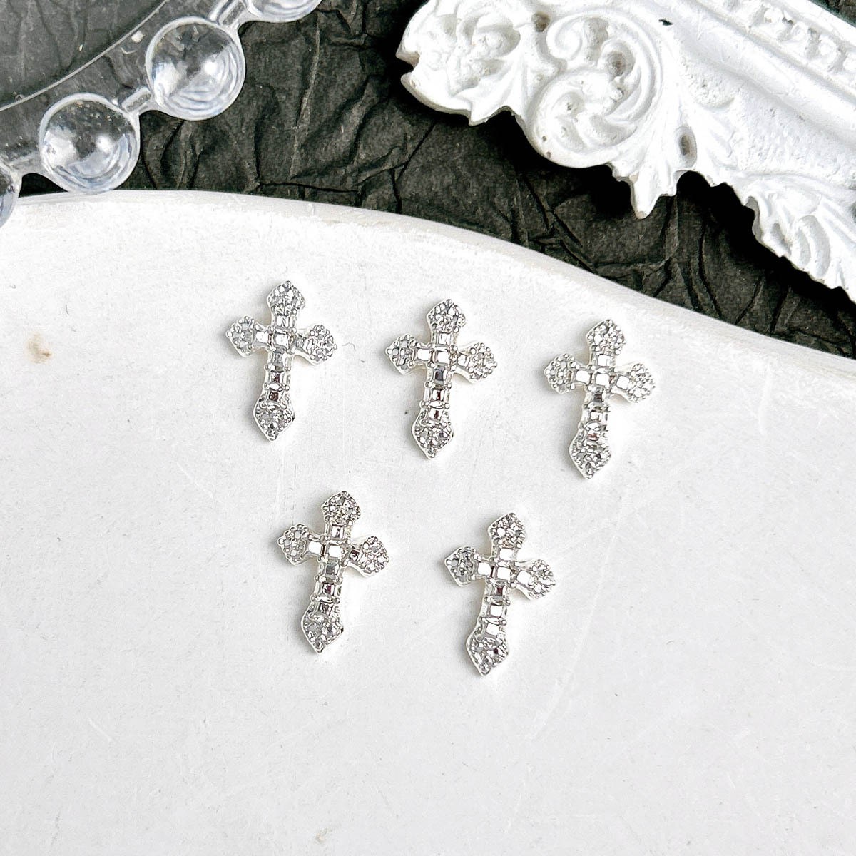 Ventas transfronterizas de joyas de manicuría cruces oro y plata super brillante diamante completo retro punk cruces joyas accesorios diy