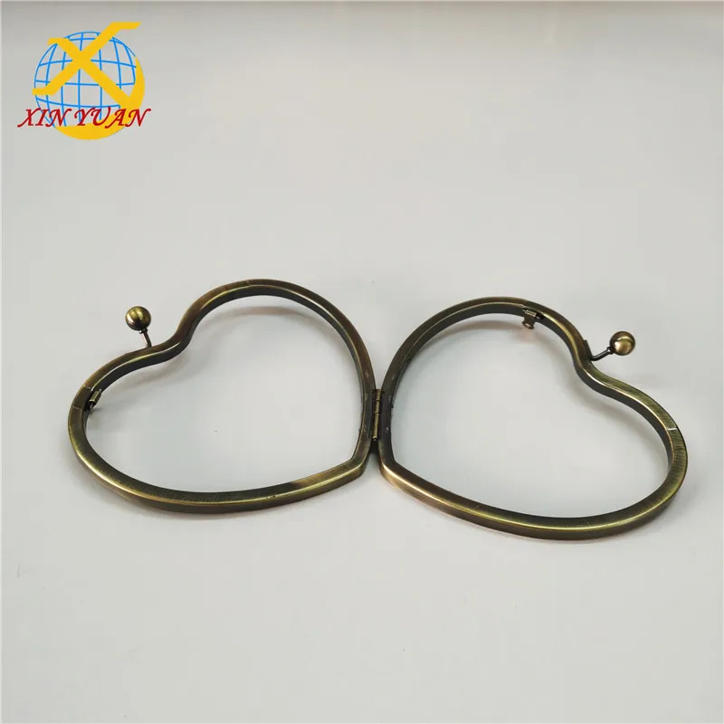 供应骨铜色心形铁夹， 硬包夹 ，心型五金 ，包仔 盒仔口金